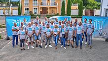 111 Jahre besteht die Firma Konrad Volz in Bräunlingen. Das ist ein Anlass zu feiern. Zum Gruppenfoto stellt sich die Belegschaft auf – ...