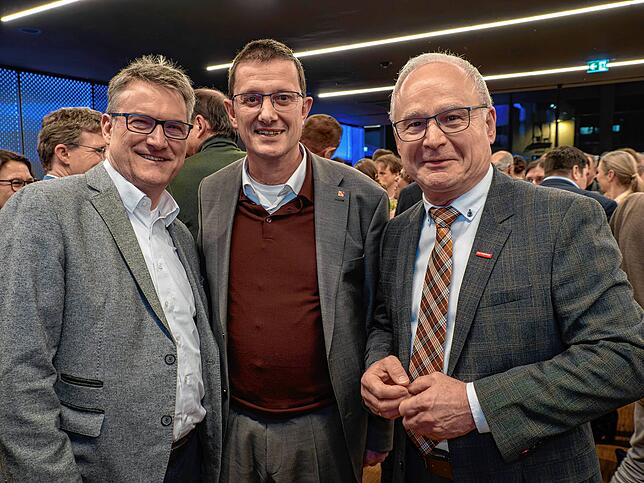Georg Hiltner, Hauptgeschäftsführer der Handwerkskammer Konstanz, Markus Zähringer, der Leiter des Berufsschulzentrums Radolfzell, und ...