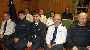 Vertreter der Feuerwehr, darunter die stellvertretenden Kommandanten Jens Bühler und Thomas Neubrand (Zweiter und Dritter von rechts), ...