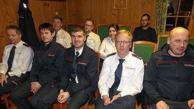 Vertreter der Feuerwehr, darunter die stellvertretenden Kommandanten Jens Bühler und Thomas Neubrand (Zweiter und Dritter von rechts), ...