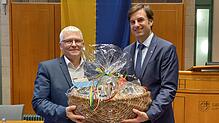 Einen prall gefüllten Geschenkkorb übergibt Landrat Zeno Danner dem Verwaltungsdezernenten Harald Nops zu dessen Abschied aus dem Amt. ...