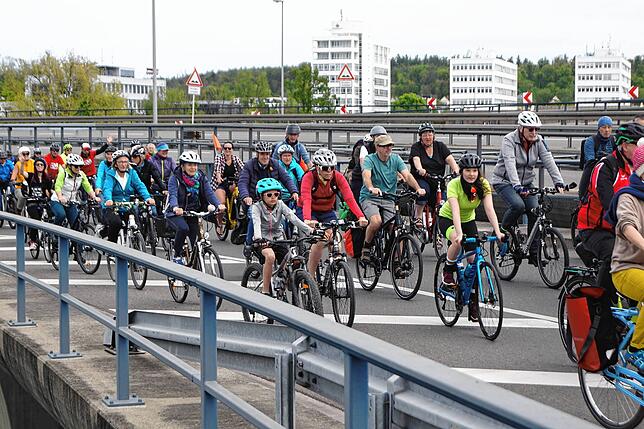 (Archivbild) Erst wird in die Pedale getreten, dann gemeinsam gefeiert: Radfans aus Deutschland und der Schweiz sowie aller ...
