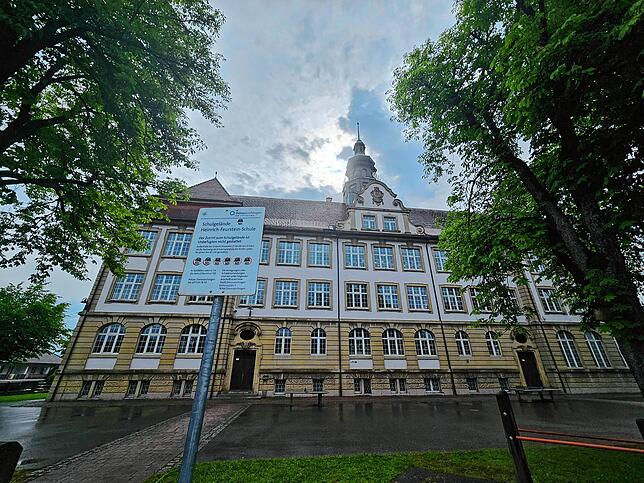 Von weitem betrachtet scheint die Heinrich-Feurstein-Schule gut in Schuss zu sein. Bei näherer Betrachtung werden aber vor allem am Dach ...