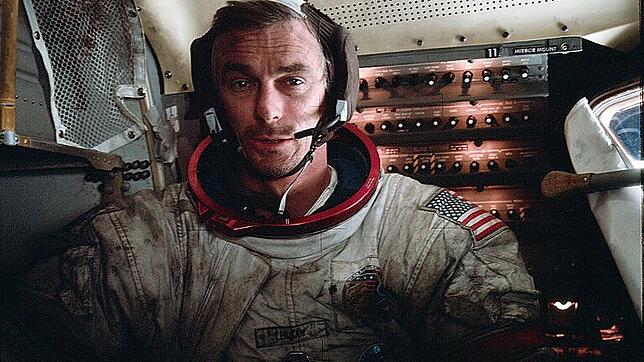 Müde und ausgepowert: Astronaut Eugene Cernan von Apollo 17 in der Mondlandefähre &bdquo;Challanger&ldquo; nach seinem letzten ...