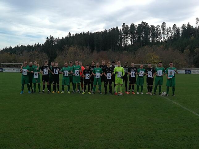 Ein klares Zeichen für den Flüchtling Buba Jaiteh setzen die Spieler des FC Wolterdingen und des TuS Blumberg vor ihrem Sonntagsspiel: ...