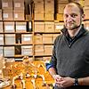 Michael Francken ist Anthropologe beim Landesamt für Denkmalpflege und kann aus Skelettknochen wie denen im Hintergrund auf dem Tisch ...