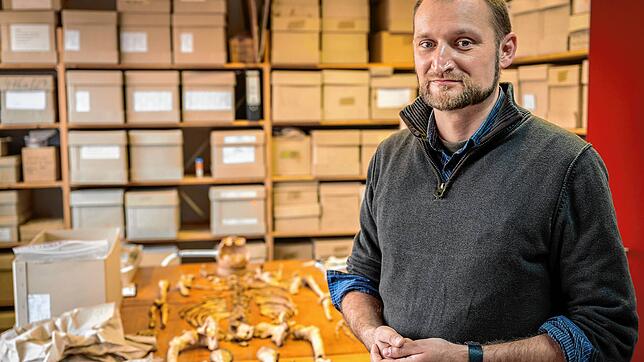 Michael Francken ist Anthropologe beim Landesamt für Denkmalpflege und kann aus Skelettknochen wie denen im Hintergrund auf dem Tisch ...