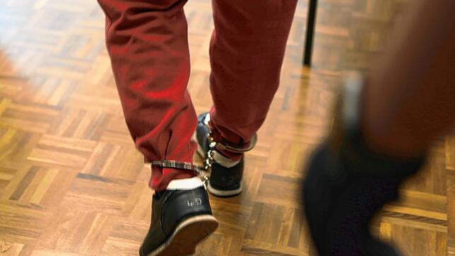 Viel weiß man nicht über den 36-jährigen Angeklagten. Zu den Taten und zum Motiv schweigt er. Am 16. Januar soll er einen 46-Jährigen ...