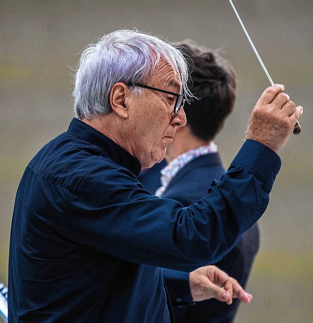 Die musikalische Leitung hatte Frieder Bernius, Gründer und Leiter des Kammerchors Stuttgart, des Barockorchesters Stuttgart, der ...
