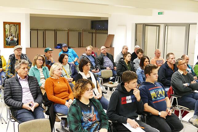 Zahlreiche interessierte Laiendarsteller folgten im Foyer der Alemannenhalle den Ausführungen des Organisationsteams sowie von Regisseur ...