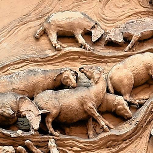 Bedauernswert: Manchen Schafen fehlen die Köpfe. Doch es könnte sein, dass das Relief beizeiten restauriert wird.
