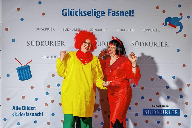 Bild 11: Die Narren im Konzil an der SÜDKURIER-VIP-Wand (Teil 1)