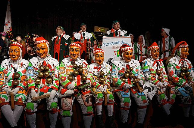 Die Bürger- und Narrenzunft 1503 Tiengen mit ihrem Zunftmeister Tobias Fritz (am Mikrofon) freut sich auf dem Düengemer Obed am 22. Februar.