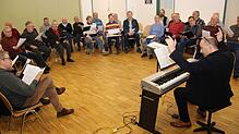 Konzentration: Im Linzgau-Chor haben sich knapp 40 sangesfreudige Männer gefunden. Der Linzgau-Chor wird von dem Dirigenten Tiloudin ...