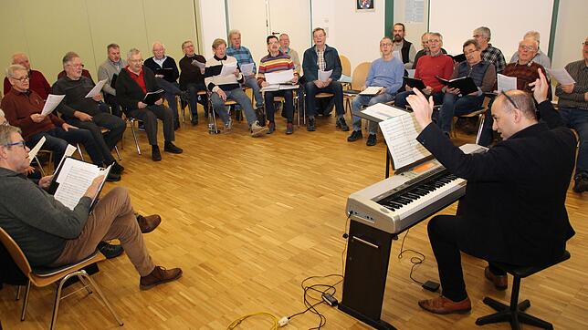 Konzentration: Im Linzgau-Chor haben sich knapp 40 sangesfreudige Männer gefunden. Der Linzgau-Chor wird von dem Dirigenten Tiloudin ...