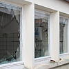 Zerschlagene Fensterscheiben: Im ehemaligen Gasthaus Löwen und rundherum herrscht ein Bild der Zerstörung. Ein 27-Jähriger hat dort am ...
