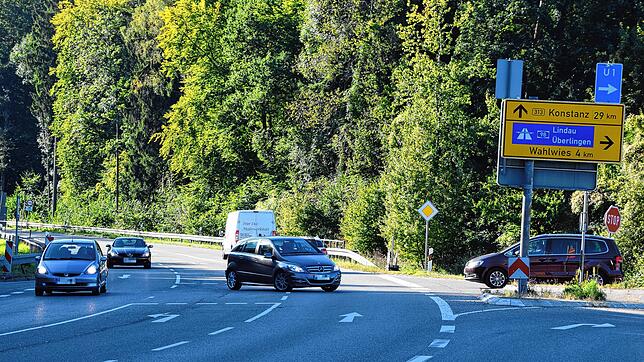 An der Abzweigung der B&nbsp;313 in Richtung Wahlwies sowie im gesamten Bereich der Autobahn-Anschlussstelle Stockach-West geschehen ...