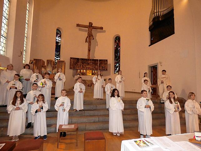 19 Jungen und Mädchen feierten gemeinsam mit Pfarrer Klaus Fietz in der Albbrucker St. Josef-Kirche unter Berücksichtigung der Abstands- ...