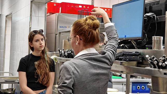 Auch für Freya Baumhauser war die Führung interessant. Hier erklärt Hanne Junginger das digitale Ordersystem des Restaurants.