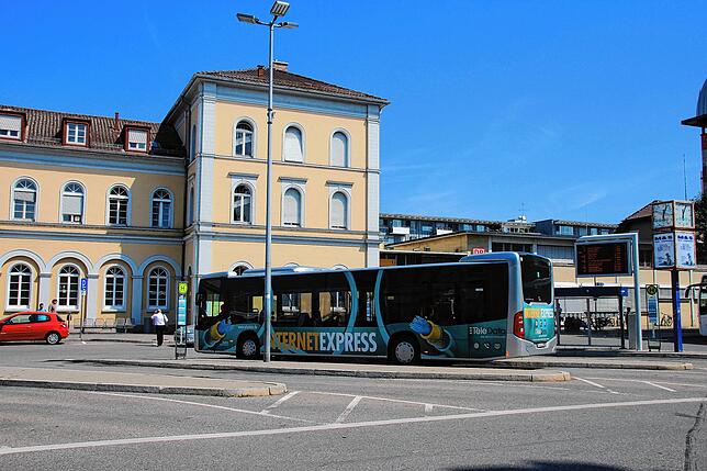 Abfahrt am Stadtbahnhof in Friedrichshafen? Das ist am Montag, 27. März mindestens fraglich. Das Bodo-Gebiet ist flächendecken von dem ...