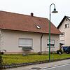 In diesem Gebäude in der Lange Straße 75 wurde in der Nacht zum Freitag, 15. Dezember, ein Mann erstochen. Das Fahrzeug rechts ist kein ...