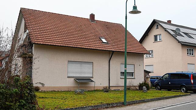In diesem Gebäude in der Lange Straße 75 wurde in der Nacht zum Freitag, 15. Dezember, ein Mann erstochen. Das Fahrzeug rechts ist kein ...