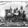 Mitarbeiter der Firma Möbus aus Berlin Charlottenburg sitzen auf der Lokomotive. Bis Oktober 1901 bauten sie die Eisenbahn von ...