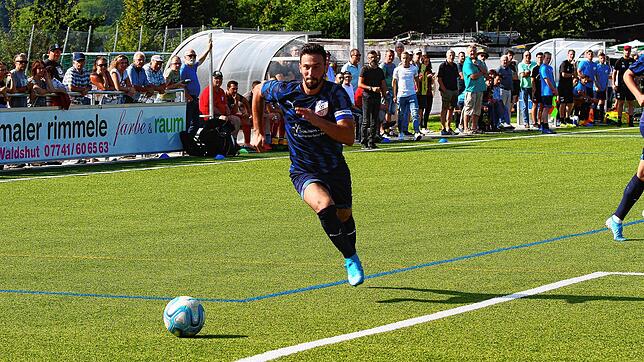 Wechsel im Winter: Labinot Halili, hier noch im Trikot des VfB Waldshut, verlässt nach einem Jahr den Landesligisten SV 08 Laufenburg ...