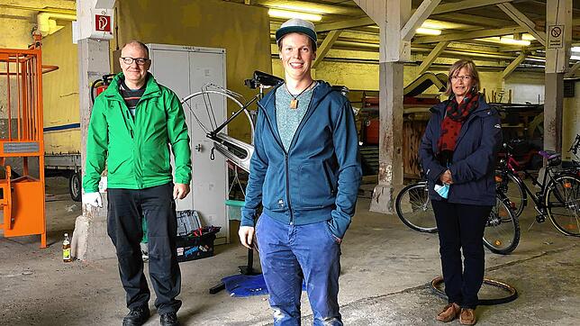 Michael Gangotena, Sebastian König und Michaela Schmidt (von links) haben die erste Fahrradaktion in der Viehhalle organisiert.