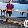 Tobias Zürcher mit seiner Konstruktion, dem Highex. Mithilfe des Gestells lässt sich ein Biertisch in nur wenigen Griffen zum Stehtisch ...