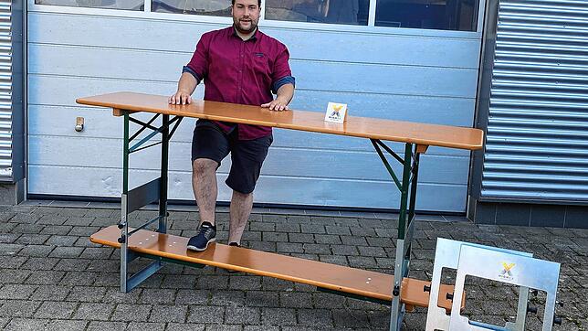 Tobias Zürcher mit seiner Konstruktion, dem Highex. Mithilfe des Gestells lässt sich ein Biertisch in nur wenigen Griffen zum Stehtisch ...
