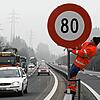Achtung Tempolimit: Wer in der Schweiz zu schnell fährt, auch auf Autobahnen, muss schnell viel bezahlen. Doch wie hoch sind die ...