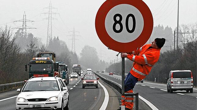 Achtung Tempolimit: Wer in der Schweiz zu schnell fährt, auch auf Autobahnen, muss schnell viel bezahlen. Doch wie hoch sind die ...