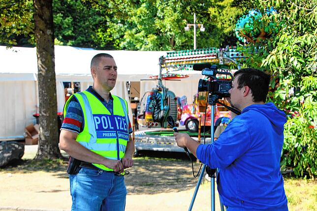 Polizei-Pressesprecher Oliver Weißflog stand bereits am Montagnachmittag den Medien vor Ort und Rede und Antwort.