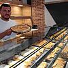Brot und Spezialitäten wie frisch vom Balkan: Bäcker Fatlind Krasniqi hat im Juni die Tiara Bäckerei in Friedrichshafen eröffnet.