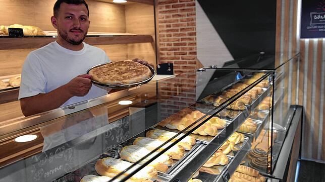 Brot und Spezialitäten wie frisch vom Balkan: Bäcker Fatlind Krasniqi hat im Juni die Tiara Bäckerei in Friedrichshafen eröffnet.
