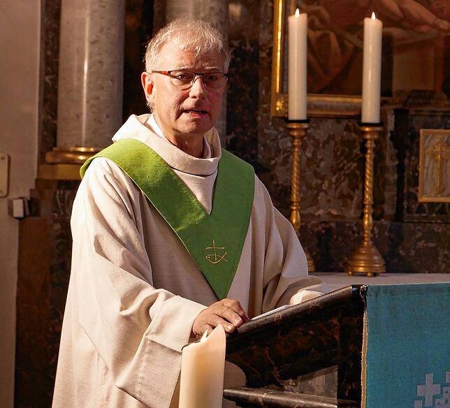 Diakon Peter Breitenstein feiert den Wortgottesdienst zum 150. Jubiläum der alt-katholischen Gemeinde.