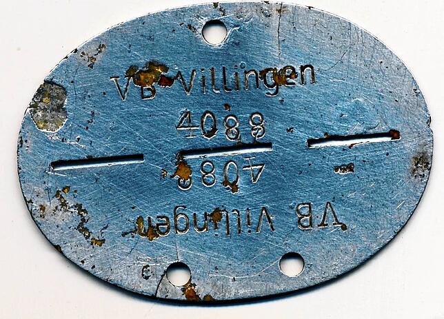 Die Erkennungsmarke eines Kriegsgefangenen im Villinger Stalag. Sie wurde bei archäologischen Grabungen 2022 gefunden.
