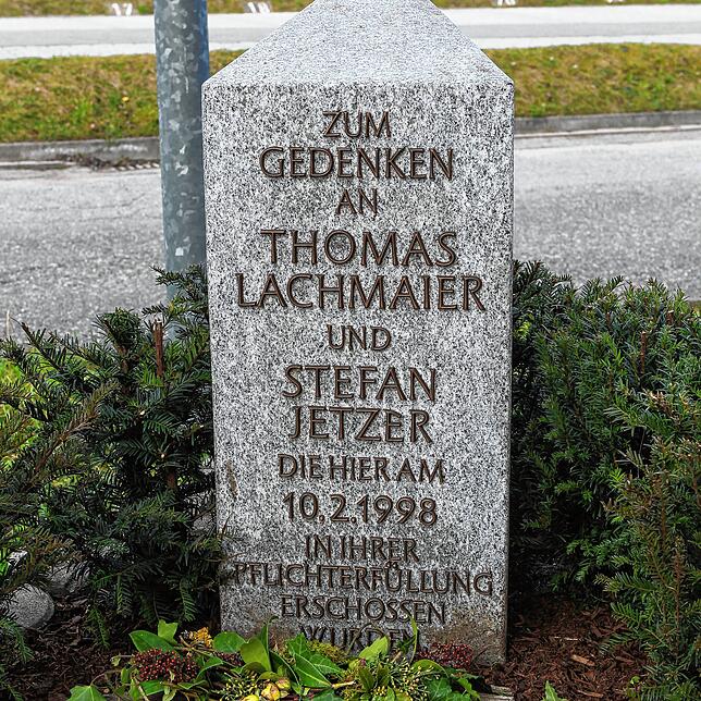 Der Gedenkstein für die getöteten Zöllner steht inzwischen seit Jahrzehnten am damaligen Tatort.