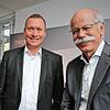 Treffen beim Neujahrsempfang der Daimler AG im "Haus Huth" in Berlin: Daimler-Vorstandsvorsitzender Dieter Zetsche und der Immendinger ...