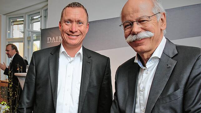Treffen beim Neujahrsempfang der Daimler AG im "Haus Huth" in Berlin: Daimler-Vorstandsvorsitzender Dieter Zetsche und der Immendinger ...