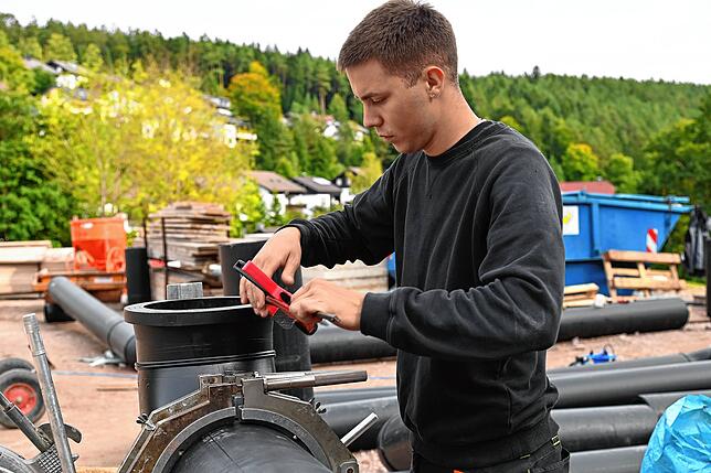 Großkalibrige Kunststoffrohre zur Befüllung der Wasserbecken verschweißt Bastian Schreck.