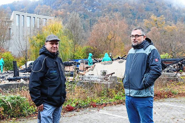Ernst Trapp (Geschäftsführer der Firma Tis, links) und Christian Kezic (Leiter Gebäudemanagement der Stadt) am Rand der Ruine.