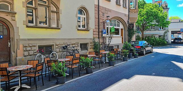 Die Ausweitung der Außengastronomie während der Pandemie kostet Parkplätze. Es ist davon auszugehen, dass dies so bleibt.