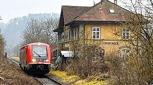 Der Bahnhof Eberfingen wurde 1874 für die strategische Bahn zu ihrer Eröffnung erbaut. Mit der Beendigung des Reisezugverkehrs 1971 ...