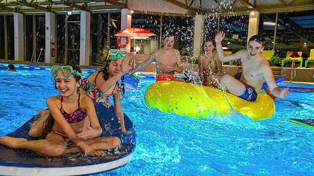 Im Hallenbad müssen Erwachsene künftig einen Euro mehr für einen Einzeleintritt bezahlen. Kinder können zum gleichen Preis wie bisher ...