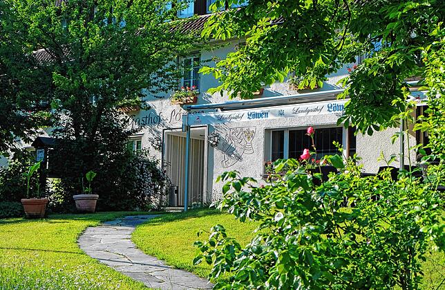 Die Stadt will die Baufläche gegen das Anwesen „Löwen“ in Deisendorf tauschen, der inzwischen Eigentum einer Schweizer ...