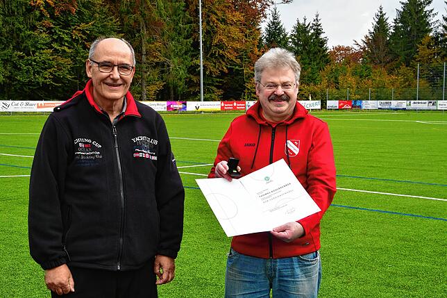 Fußball-Bezirksvorsitzender Uwe Sütterlin (links) aus Eimeldingen zeichnete auf der Sportanlage des FC Bergalingen den seit 31 Jahren ...