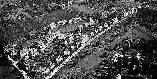 Die Sierenmoossiedlung um das Jahr 1935, wie man sie heute noch antrifft. Gut erkennbar im Vordergrund, die diagonal durch das Bild ...