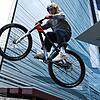 Der Mountainbike-Profi Erik Fedko zeigt auf dem Frankfurter Messegelände im Vorfeld der Eurobike sein Können. Die Messe findet hier nach ...